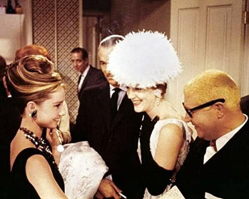 Закуска в Тифани с Одри Хепбърн приветства гостите на партито сцена 8x10 снимка